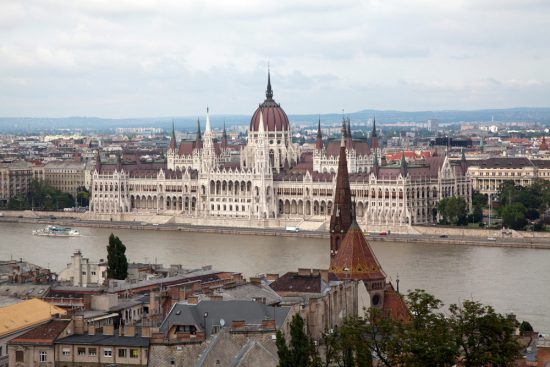 Boedapest aan de Donau is de laatste stop van de riviercruise. Het prachtige parlementsgebouw in Boedapest, aan de Donau. Riviercruise Donau. De Donaucruise doet onder meer Wenen, Bratislave, Melk, Passau, en Boedapest aan