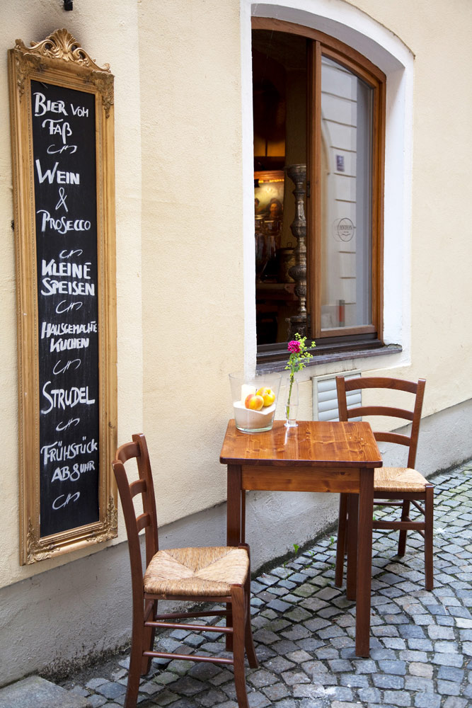 Even genieten van een koffie en verder nietsdoen in Passau . Riviercruise Donau. De Donaucruise doet onder meer Wenen, Bratislave, Melk, Passau, en Boedapest aan