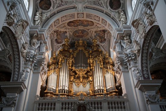 Het orgel van de St. Stephan Dom in Passau. Riviercruise Donau. De Donaucruise doet onder meer Wenen, Bratislave, Melk, Passau, en Boedapest aan