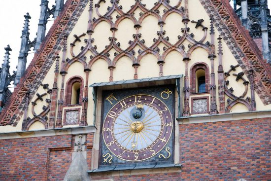 De klok op het stadhuis van Wroclaw. Stedentrip Wroclaw, polen, bezienswaardigheden, want te doen, wat te zien, restaurants, hotels