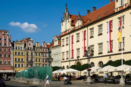 Het marktplein Rynek met de fontein Fontanna Zdrój in Wroclaw. Stedentrip Wroclaw, polen, bezienswaardigheden, want te doen, wat te zien, restaurants, hotels