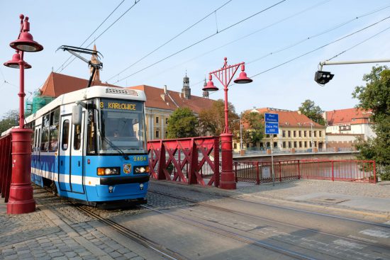 De rode stalen brug Most Piaskowy . Stedentrip Wroclaw, polen, bezienswaardigheden, want te doen, wat te zien, restaurants, hotels