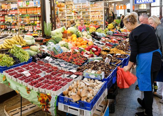 Verse groenten en kleurrijk fruit op de overdekte markt in Wroclaw. Stedentrip Wroclaw, polen, bezienswaardigheden, want te doen, wat te zien, restaurants, hotels