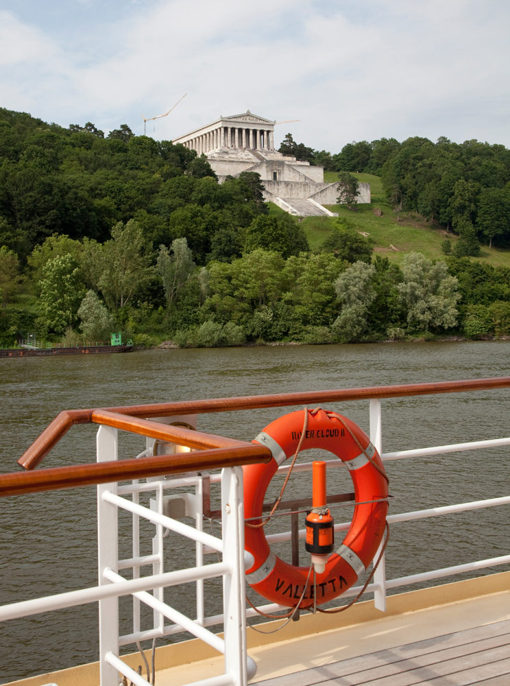 Het Walhalla gebouw op de oever van de Donau, riviercruise, Donaucruise, cruise, rivier, Donau