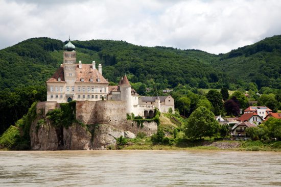 Riviercruise Donau. De Donaucruise doet onder meer Wenen, Bratislave, Melk, Passau, en Boedapest aan