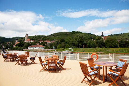 Het leuke van een riviercruise is dat er op de wal altijd wel wat te zien is. Riviercruise Donau. De Donaucruise doet onder meer Wenen, Bratislave, Melk, Passau, en Boedapest aan