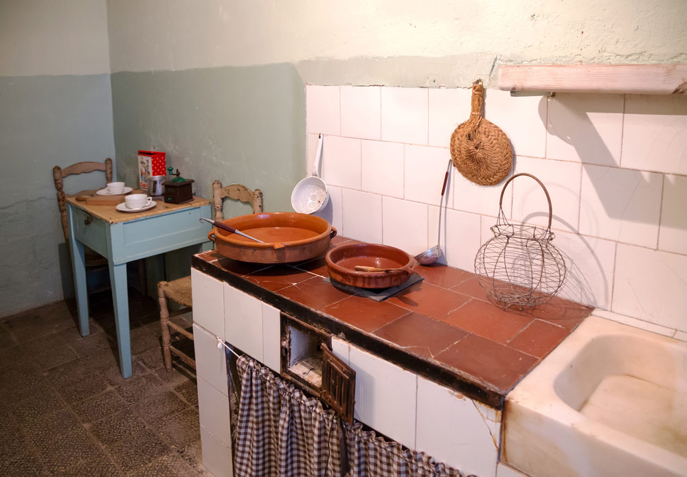 Een keuken in een van de huizen in Cal Vidal, Catalonië . Catalonië, Catalonie, Spanje, rondreis, industriele revolutie, kolonie