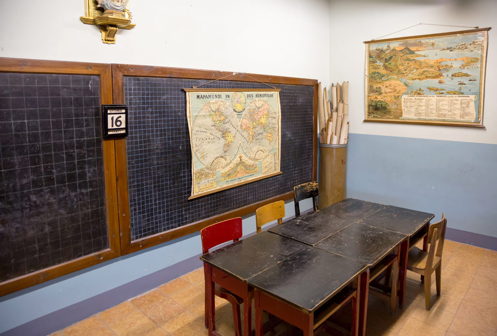 Het klaslokaal in de kolonie van Cal Vidal. Catalonië, Catalonie, Spanje, rondreis, industriele revolutie, kolonie