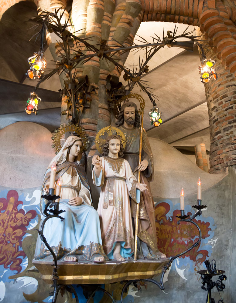 Details in de kerk van Gaudi in Colonia Guell. Catalonië, Catalonie, Spanje, rondreis, industriele revolutie, kolonie