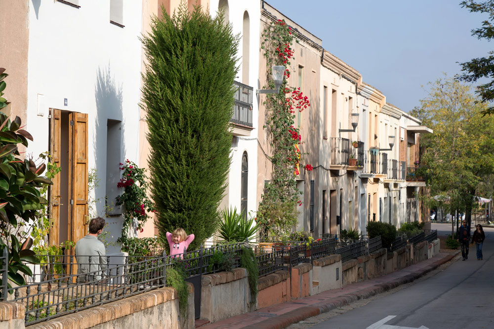 De huizen van colonia Guell zijn razendpopulair. Catalonië, Catalonie, Spanje, rondreis, industriele revolutie, kolonie