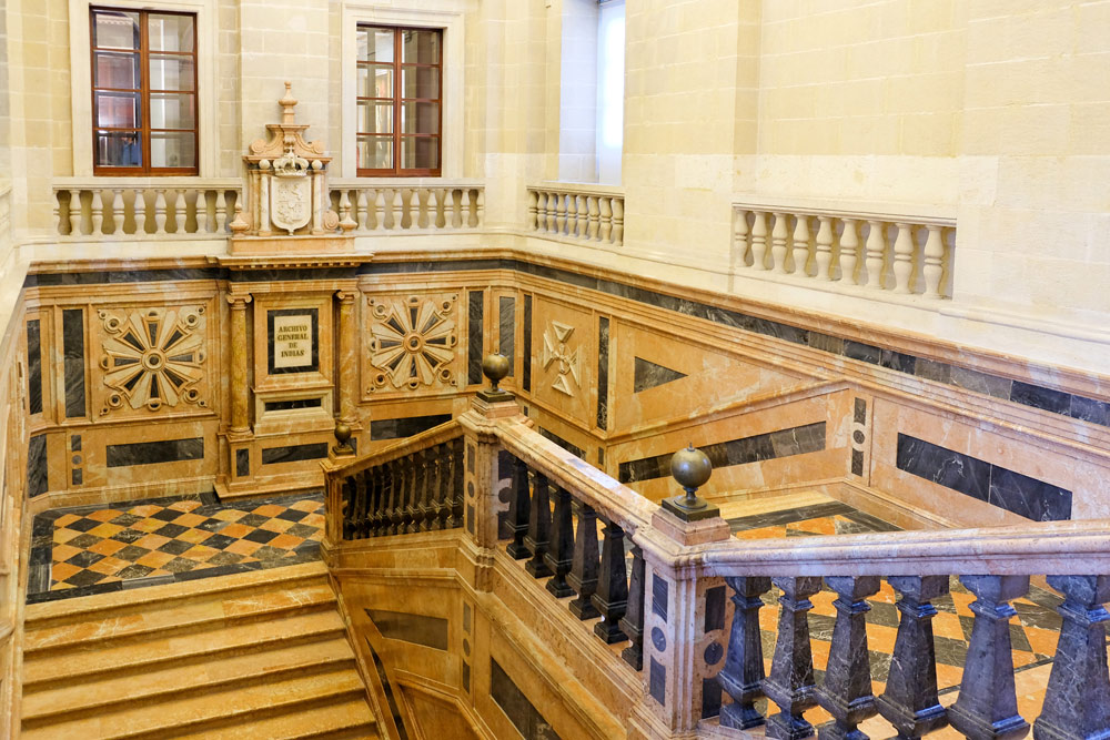 Het trappenhuis van het Archivo General de Indias. Budgettips Sevilla, Spanje, stedentrip, hotspots