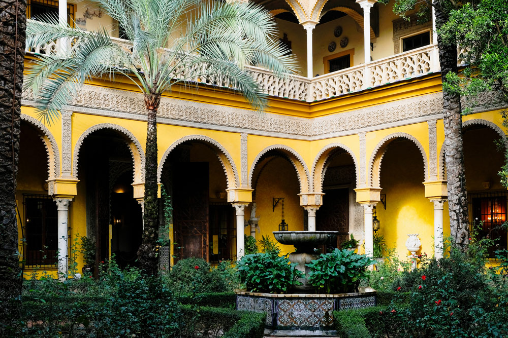 De binnentuin van paleis Las Duenas in Sevilla. Budgettips Sevilla, Spanje, stedentrip, hotspots