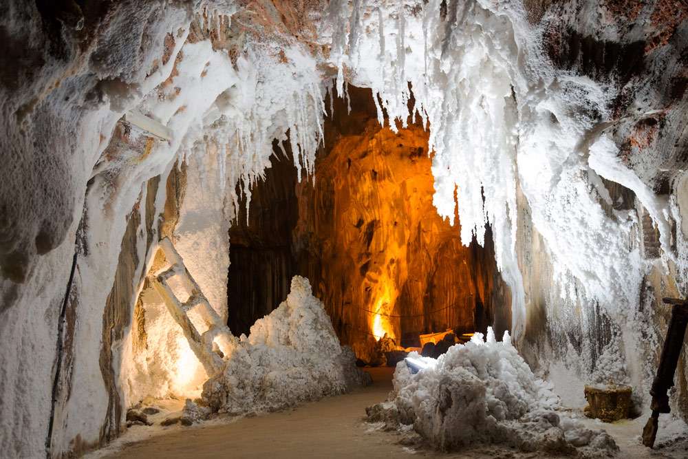 Stalactieten en stalagmieten in de zoutmijn van Cardona. Catalonië, Catalonie, Spanje, rondreis, industriele revolutie, kolonie