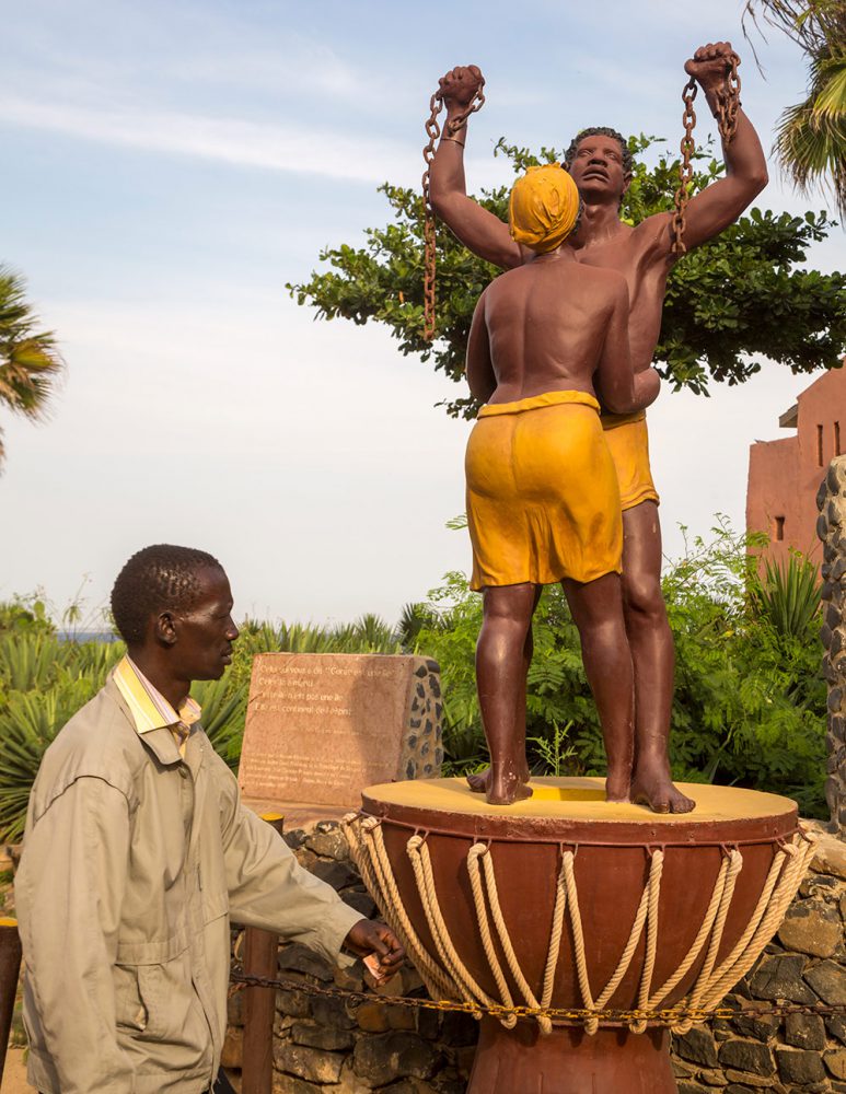 Een beeld ter herinneringen aan de verschrikkingen van de slavernij. Rondreis Senegal, Afrika, tips vakantie