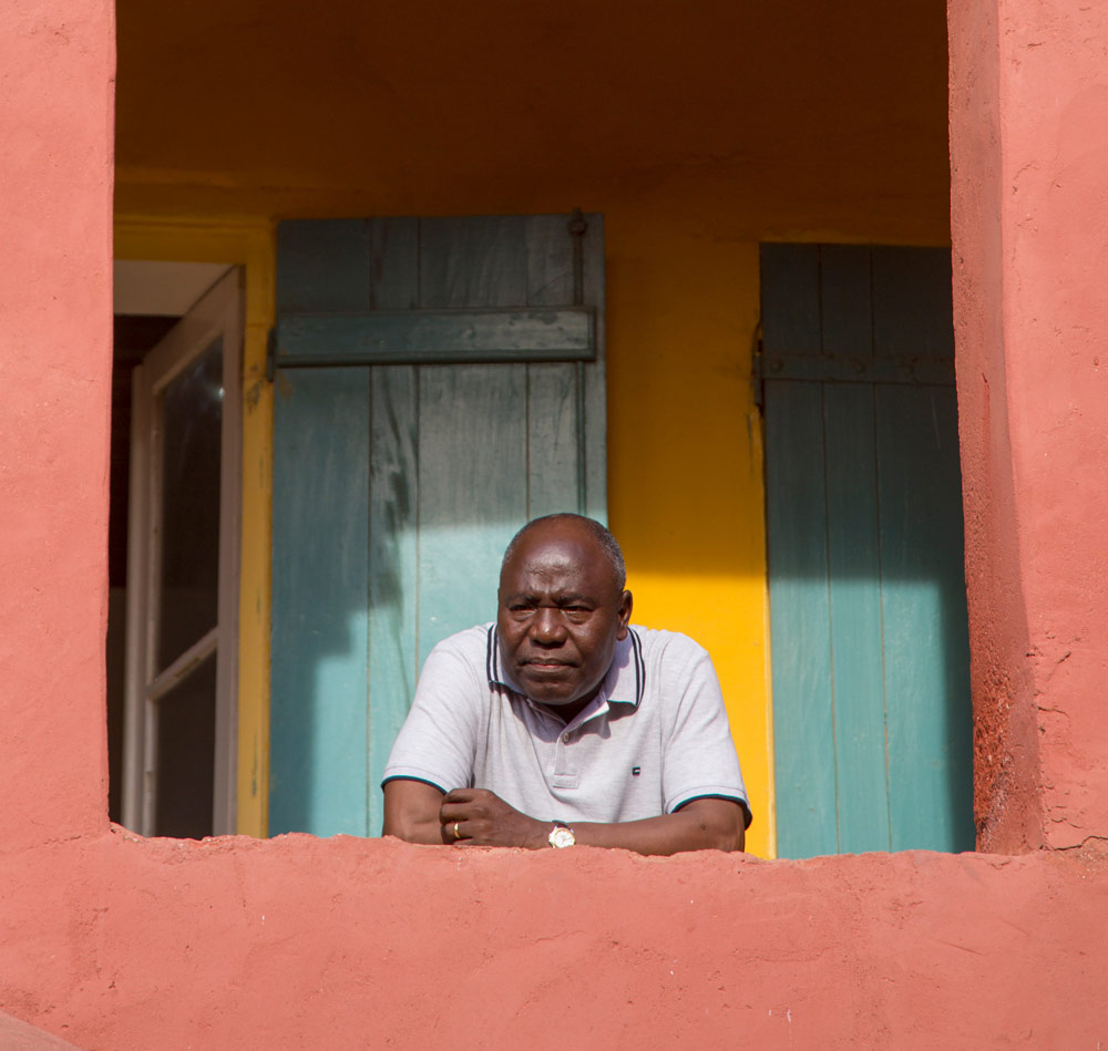 Bezoeker van het slavernijmuseum in Senegal. Rondreis Senegal, Afrika, tips vakantie