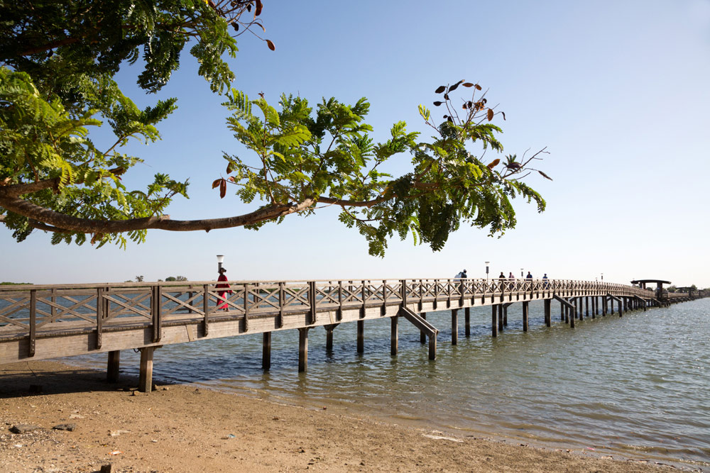 Een brug verbindt Fadiouth met het vasteland van Senegal. Schelpeneiland Fadiouth. Rondreis Senegal, Afrika, tips vakantie