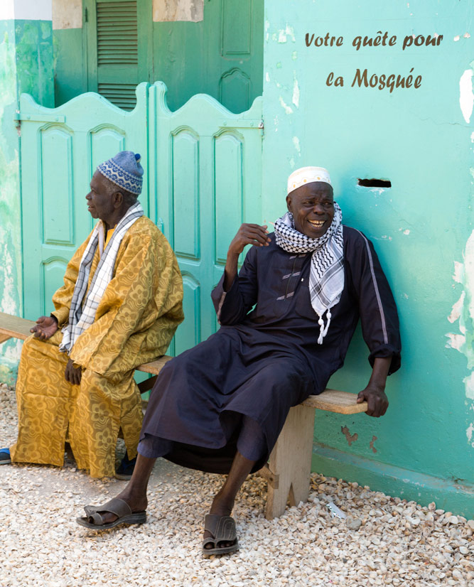 Mannen voor de moskee op Fadiouth in Senegal. Schelpeneiland Fadiouth. Rondreis Senegal, Afrika, tips vakantie