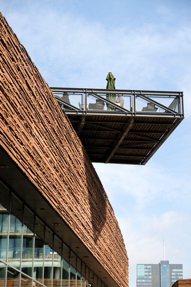 Mis het niet, dit dakterras van La Place in Almere. Duurzame stedentrip Almere, Flevoland, Nederland, staycation