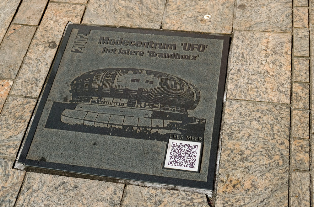 Een van de tegels van de Walk of Fame in Almere
