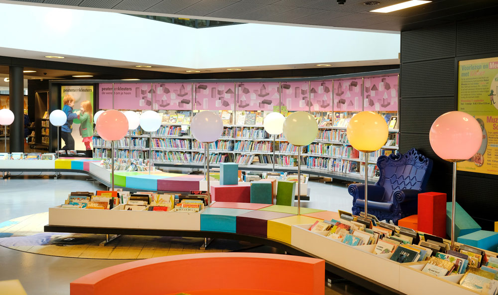 De afdeling voor de jeugd in de bibliotheek van Almere. Duurzame stedentrip Almere, Flevoland, Nederland, staycation