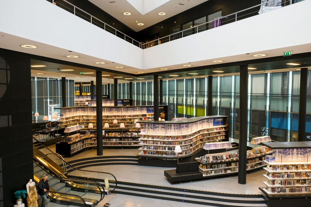 De bibliotheek is geinspireerd op Indonesische sawa's. Duurzame stedentrip Almere, Flevoland, Nederland, staycation