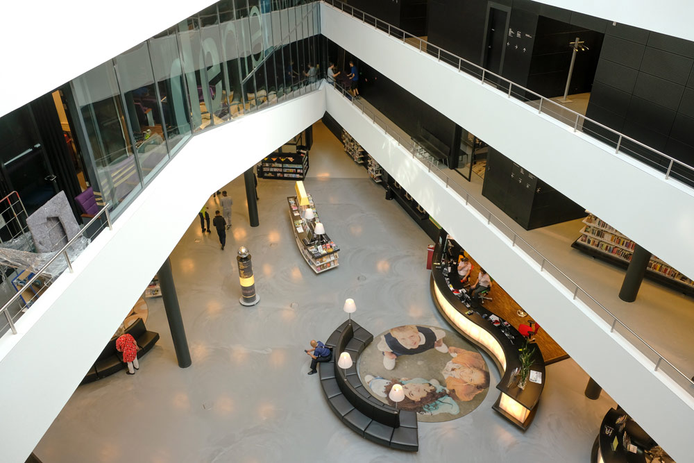 De bibliotheek van binnen, met uitzicht op bijzondere vloerkleden. Duurzame stedentrip Almere, Flevoland, Nederland, staycation
