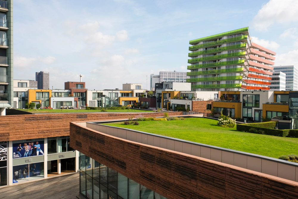 Boven de winkels ligt een 'tweede' stad met huizen en tuinen. Duurzame stedentrip Almere, Flevoland, Nederland, staycation