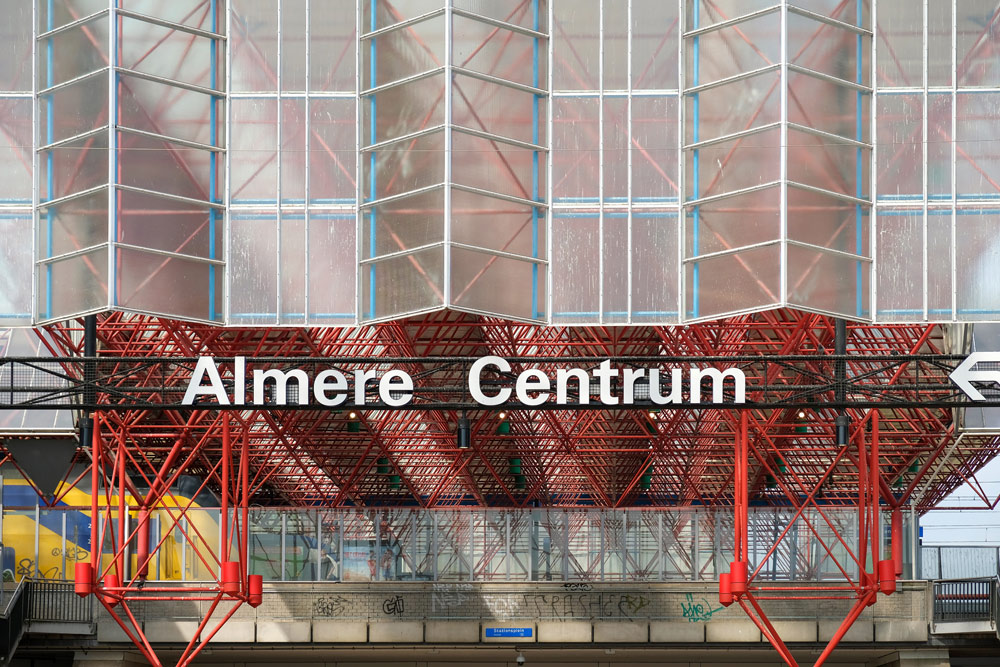 Het treinstation van Almere Centrum krijgt de komende jaren een make-over. Duurzame stedentrip Almere, Flevoland, Nederland, staycation