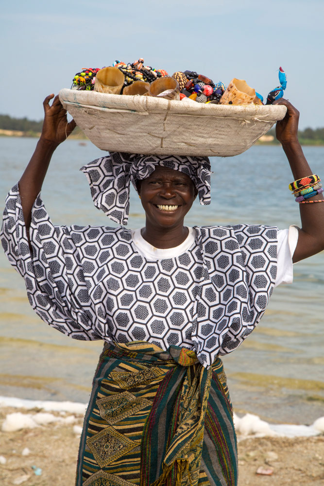 Souvenirverkoopster bij het Roze Meer. Rondreis Senegal, Afrika, tips vakantie