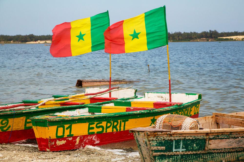 Vissersbootjes bij Lac Retba ook wel Lac Rose genoemd. Rondreis Senegal, Afrika, tips vakantie