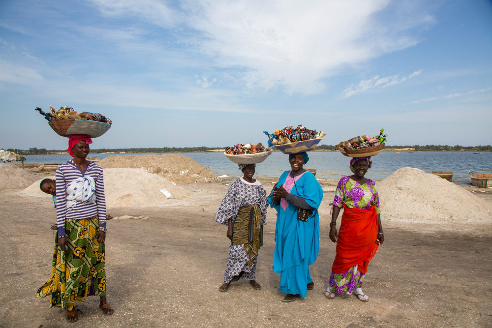 Vrouwen verkopen souvenirs bij het roze meer ofwel Lac Retba. Rondreis Senegal, Afrika, tips vakantie