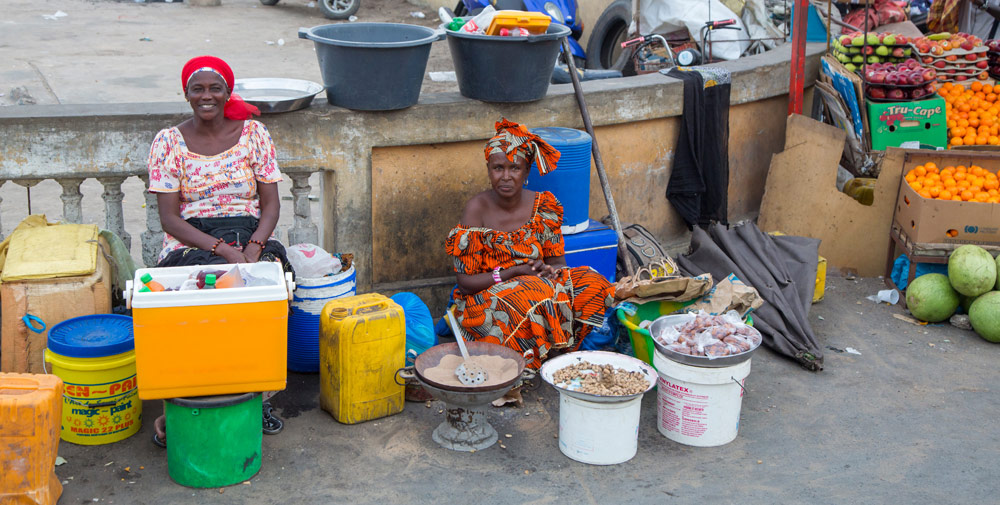 Vrouwen op de markt in Senegal. Rondreis Senegal, Afrika, tips vakantie