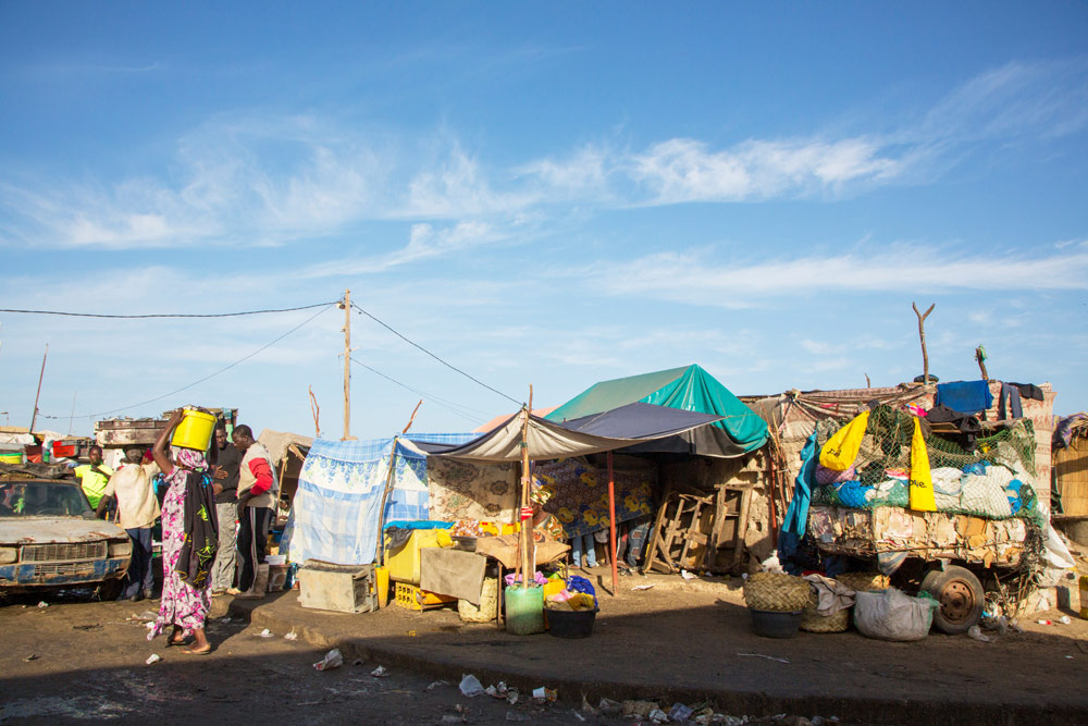 De markt van Saint-Louis in Noord-Senegal. Rondreis Senegal, Afrika, tips vakantie