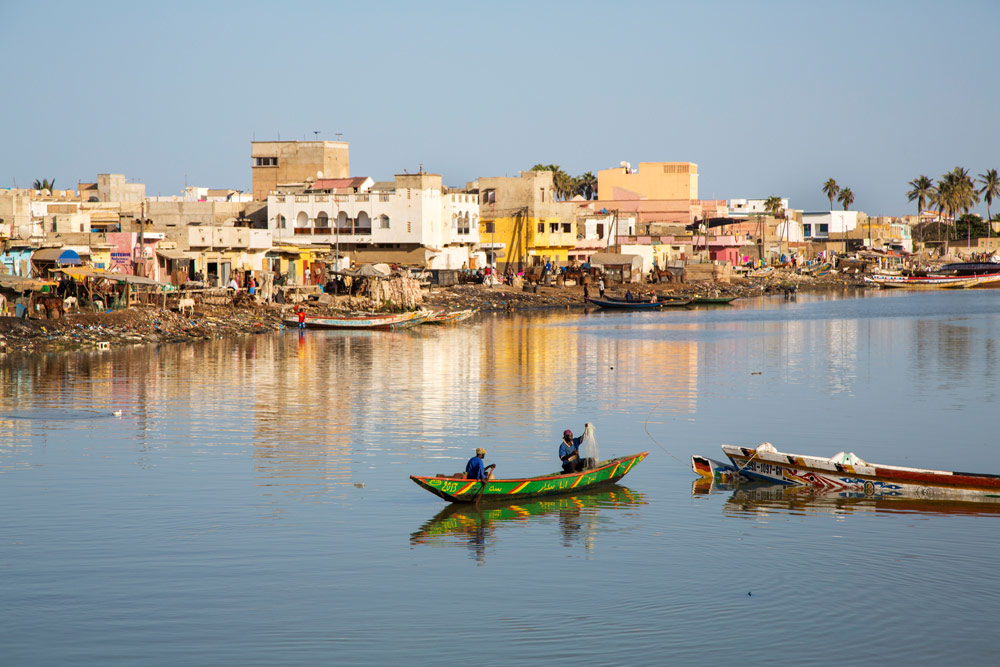 Bij Saint-Louis mondt de rivier Sénégal uit in de Atlantische Oceaan. Rondreis Senegal, Afrika, tips vakantie