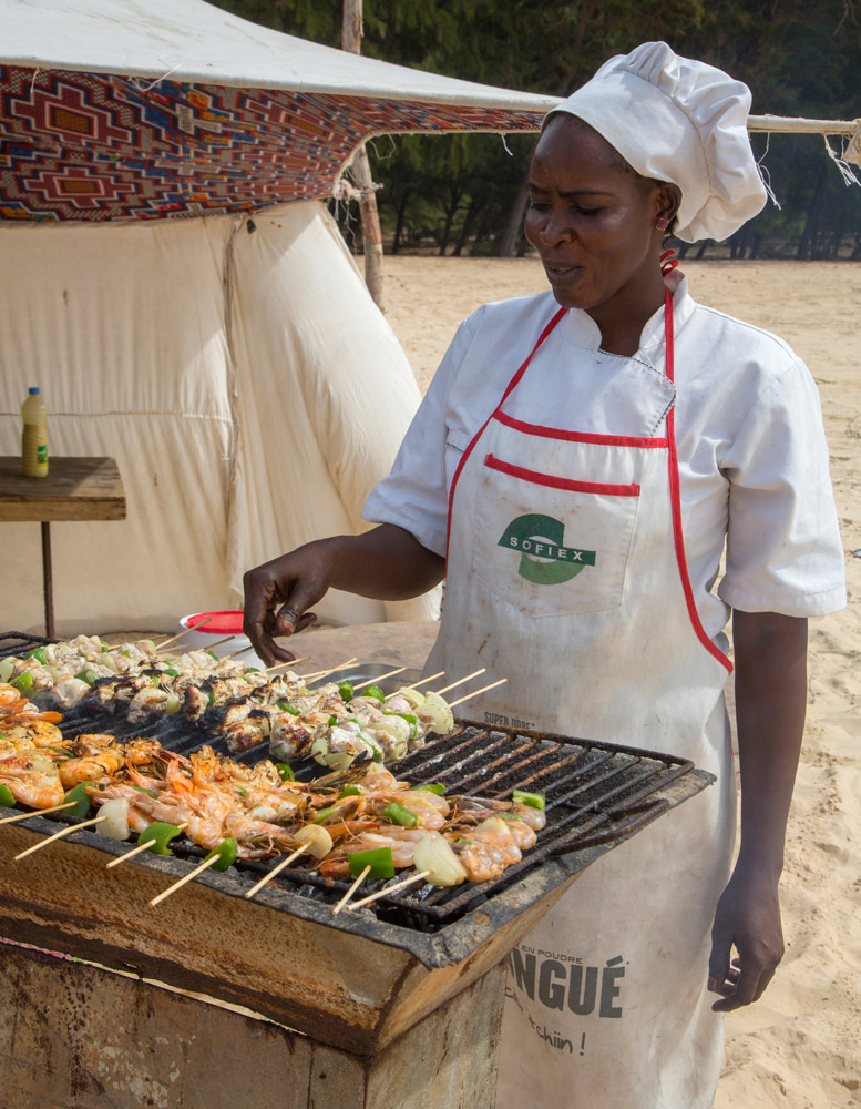 Barbecue aan het strand in Senegal. Rondreis Senegal, Afrika, tips vakantie