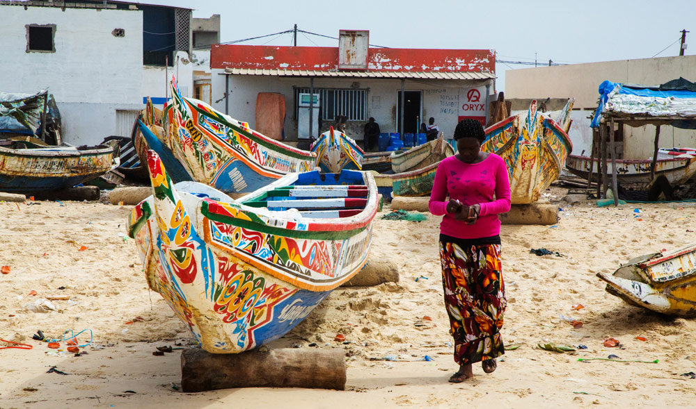 Prachtig beschilderde vissersboten in Senegal. Rondreis Senegal, Afrika, tips vakantie