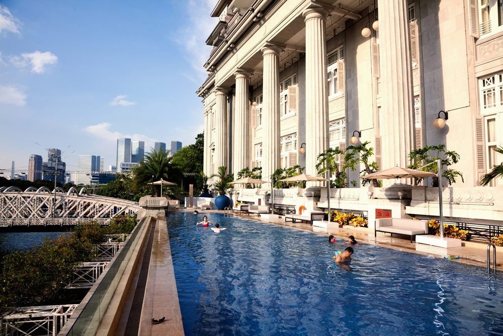 Lekker afkoelen in het zwembad van hotel Fullerton in Singapore. Stedentrip Singapore, bezienswaardigheden en hotspots