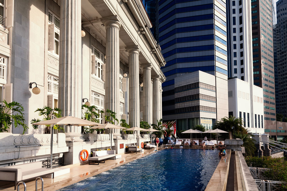's Morgens in alle vroegte naar het zwembad van hotel Fullerton. Stedentrip Singapore, bezienswaardigheden en hotspots