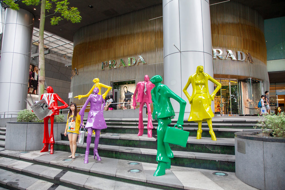 Beeldengroep "Urban People" van Kurt Laurenz Metzler voor winkelcentrum ION Orchard. . Stedentrip Singapore, bezienswaardigheden en hotspots