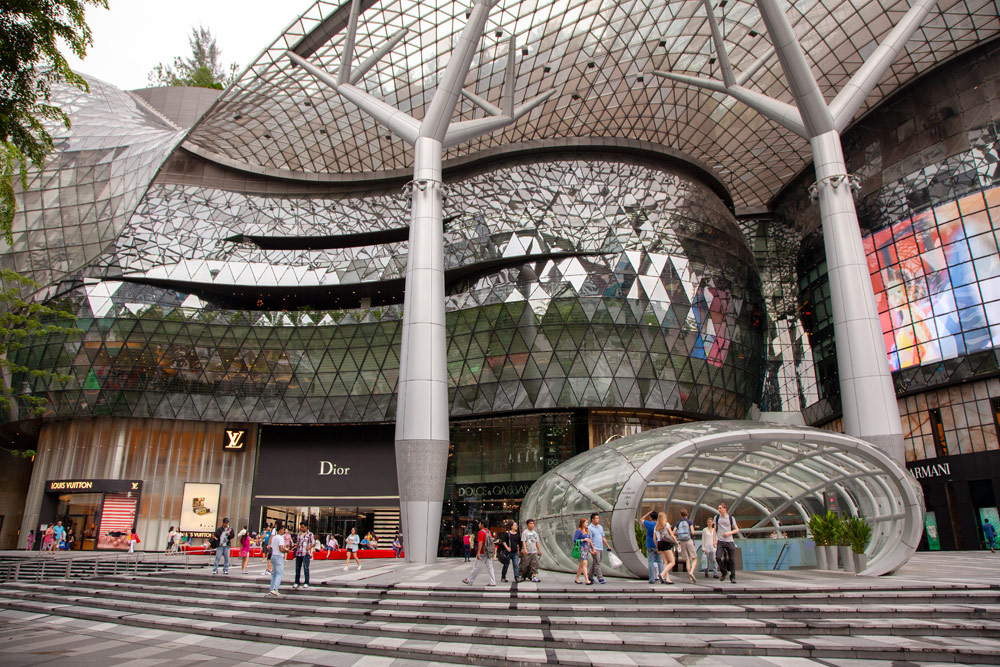 Modern winkelcentrum ION aan Orchard Street in Singapore. Stedentrip Singapore, bezienswaardigheden en hotspots