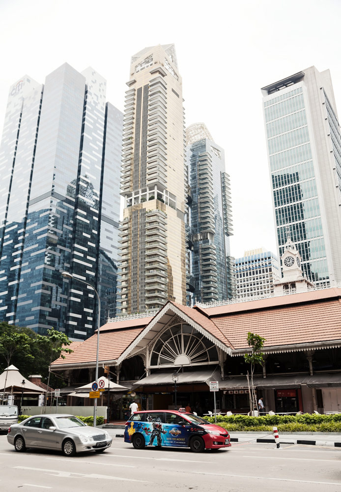 Het klassieke gebouw (1894) van hawker Lau Pa Sat tussen de wolkenkrabbers. Stedentrip Singapore, bezienswaardigheden en hotspots