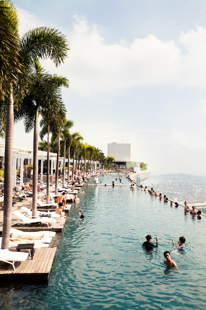 Zwembad met uitzicht bij het Marina Bay Sands hotel. Stedentrip Singapore, bezienswaardigheden en hotspots