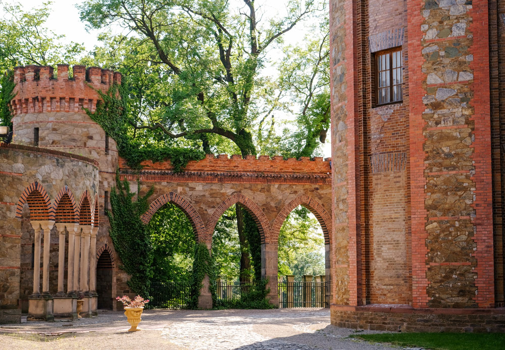 Het exterieur van het paleis van Marianne van Oranje is al mooi gerestaureerd. Rondreis Neder-Silezie, Polen, roadtrip