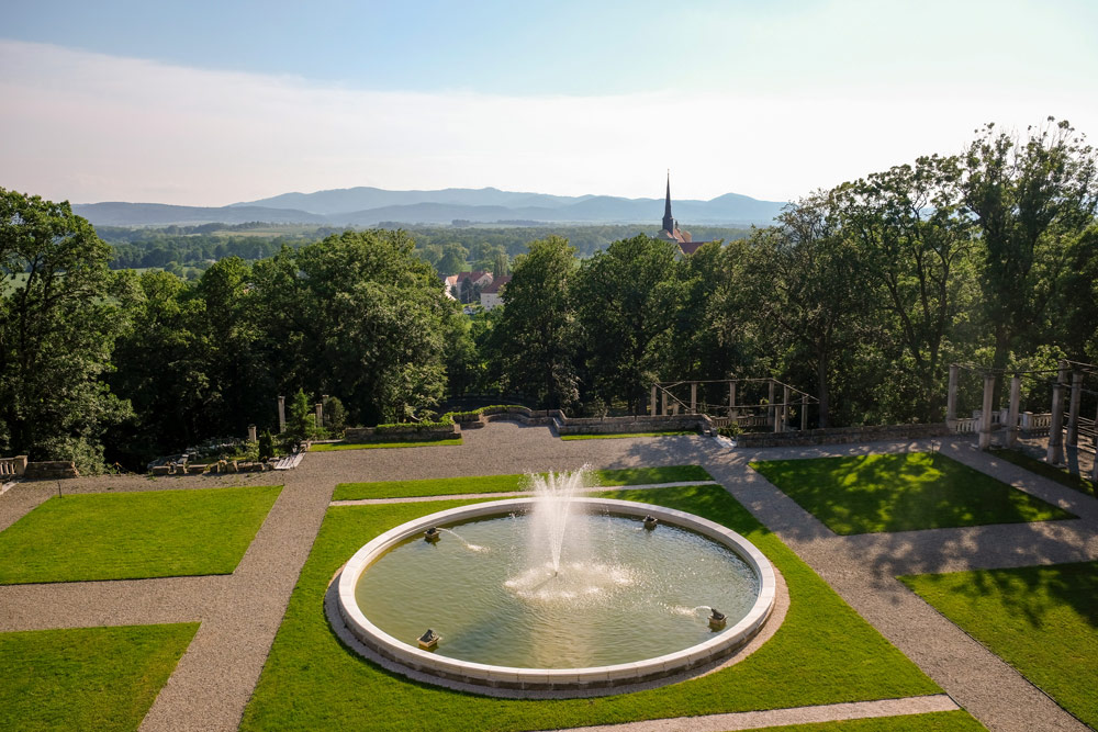 Het uitzicht vanaf het bordes van het paleis van Marianne van Oranje. Rondreis Neder-Silezie, Polen, roadtrip