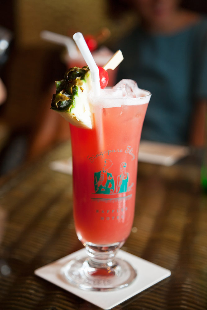 De cocktail Singapore Slang is bedacht in hotel Raffles. Stedentrip Singapore, bezienswaardigheden en hotspots