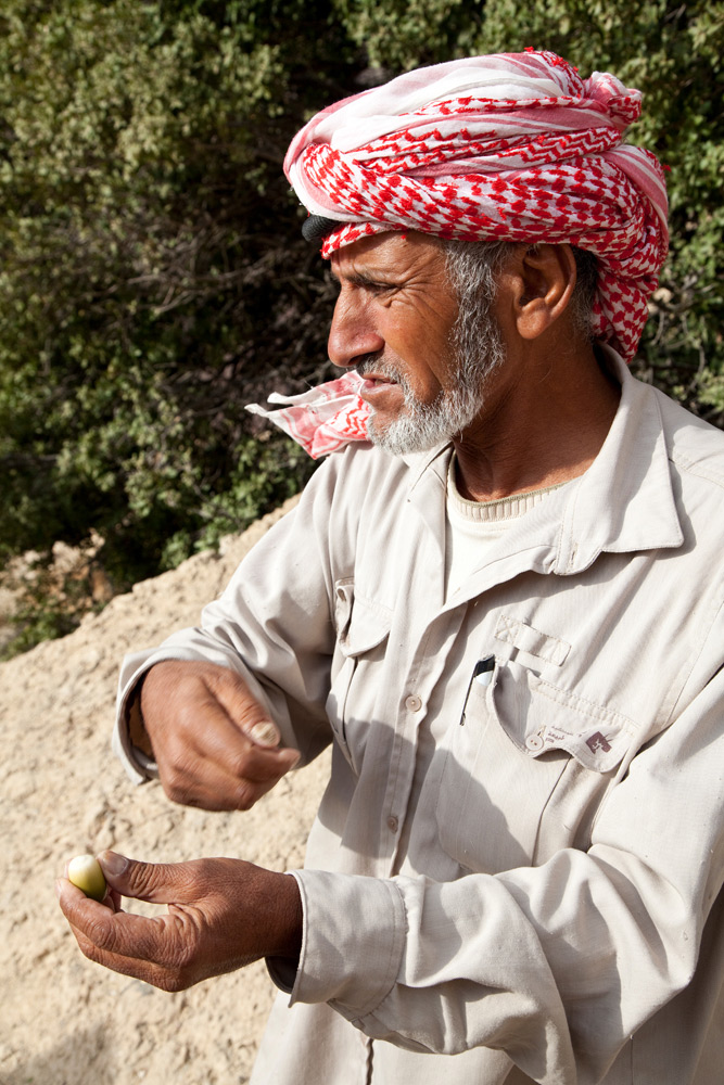 Achmed: zestiger, bruine ogen, roodwit geblokte doek rond het hoofd gedrapeerd, veel lachrimpels. Rondreis Jordanie met Wadi Rum, Petra, Dana reserve en de Dode Zee