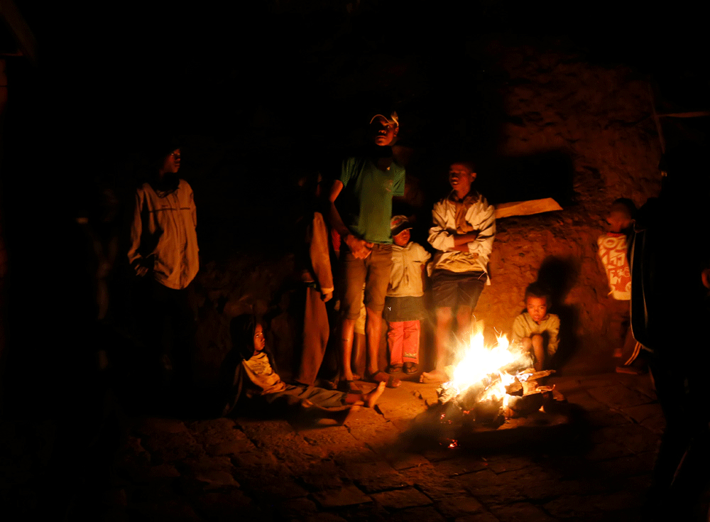 Opwarmen bij het kampvuur nabij Betafo. Rondreis Madagaskar, wnadelen in de buurt van Betafo. Hiken.