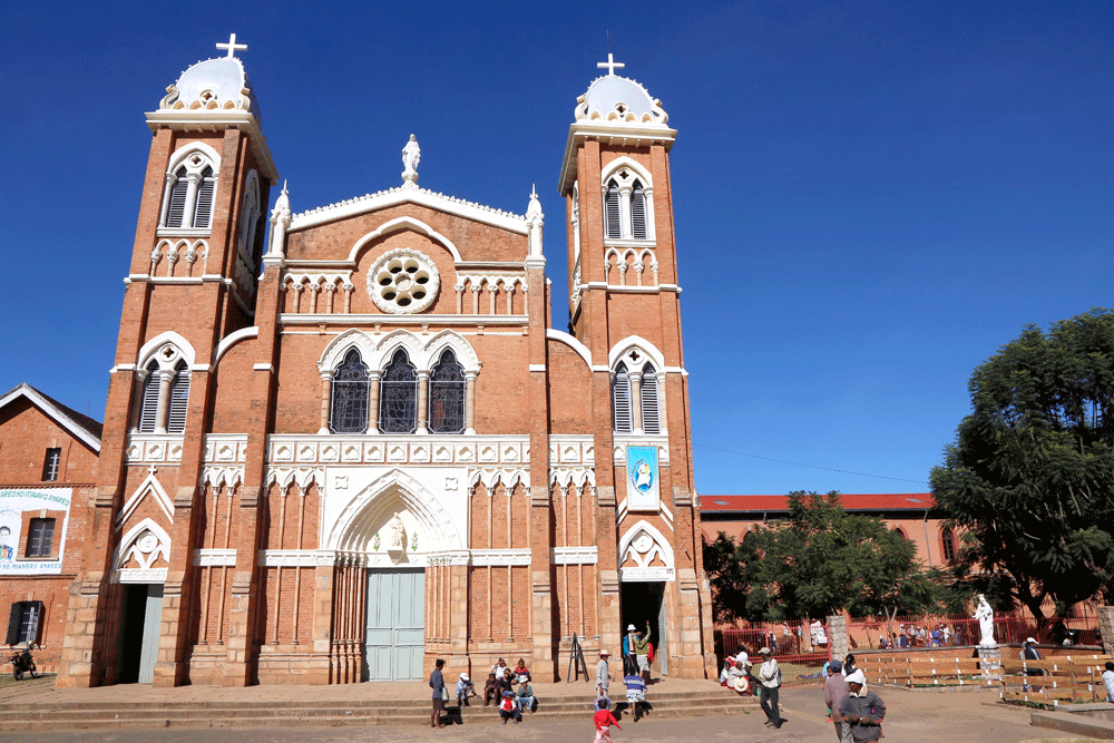 De kerk in Betafo herinnert aan de koloniale periode. Rondreis Madagaskar, wnadelen in de buurt van Betafo. Hiken.