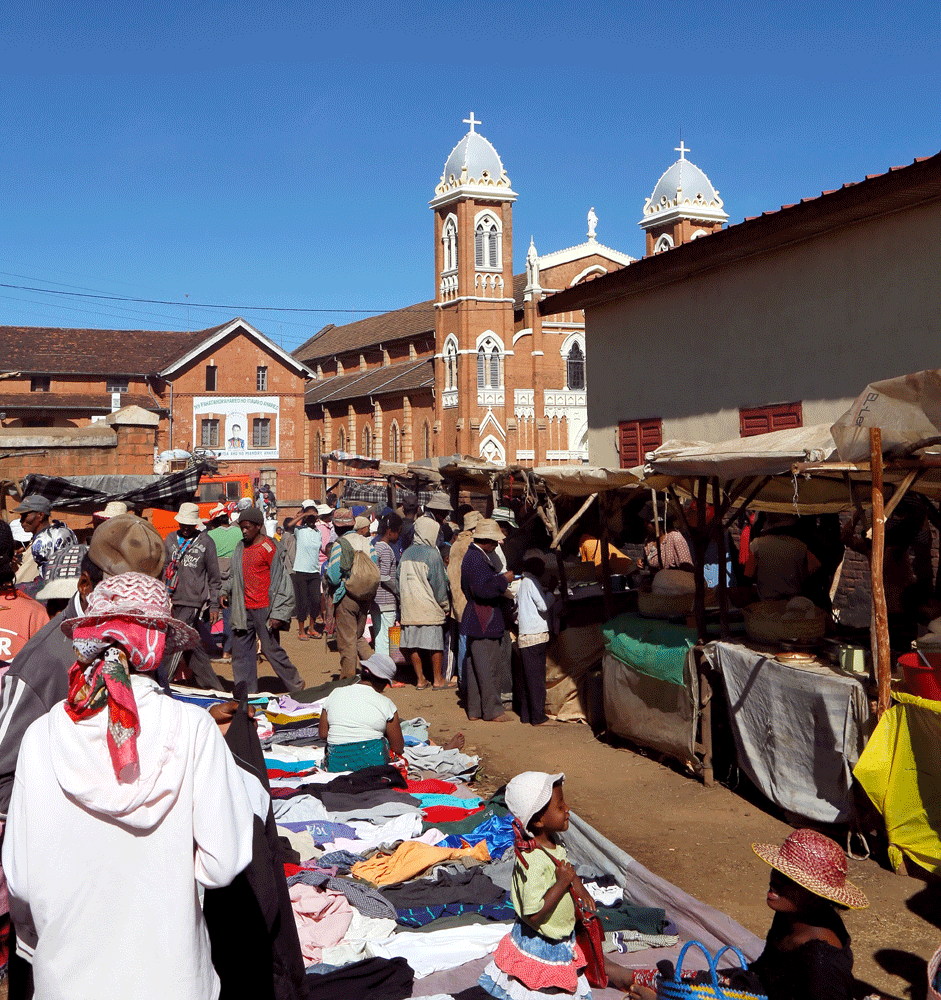 De kleurrijke en geurrijke markt van Betafo. Rondreis Madagaskar, wnadelen in de buurt van Betafo. Hiken.