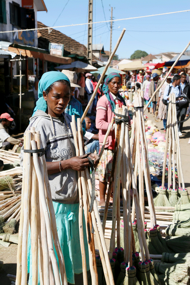 Verkoopsters op de markt in Betafo, Madagaskar. Rondreis Madagaskar, wnadelen in de buurt van Betafo. Hiken.